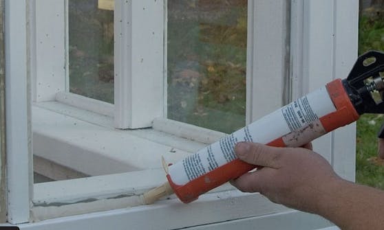 Kit i kanten af rude i orangeri Kit påføres i hele kanten af ruden i orangeri